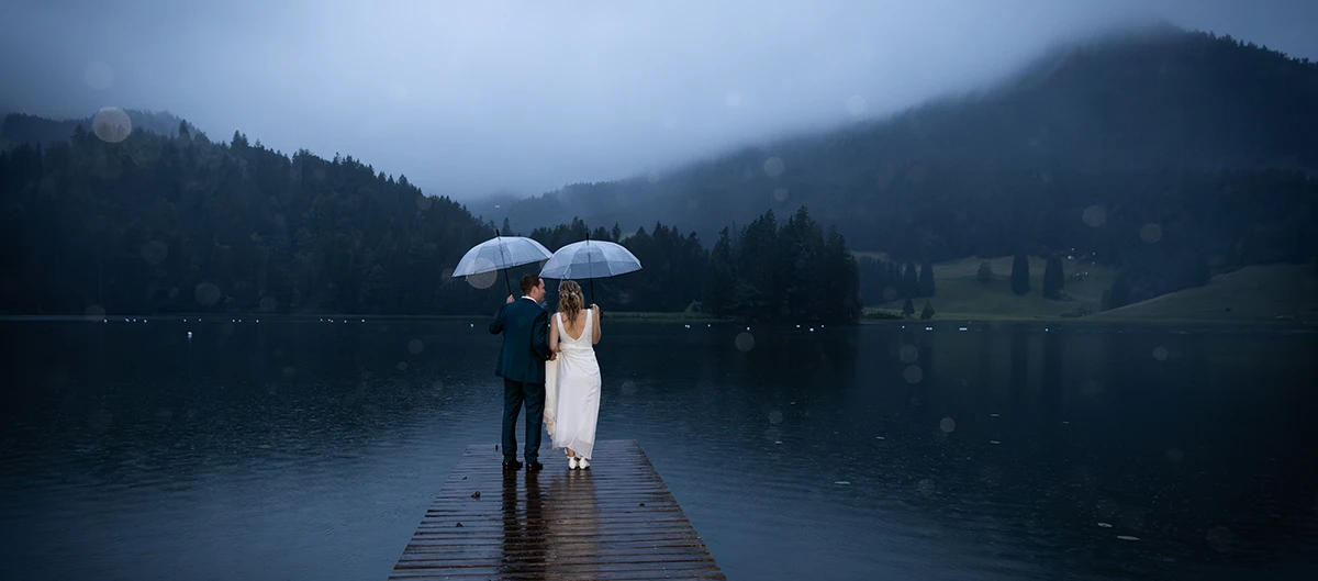 Brautpaar auf einem Steg